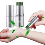 Photo d'un bâtonnet type rouge à lèvre à base d'huiles essentielles anti-démangeaisons qu'on applique sur le poignet