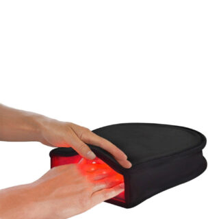 On voit un appareil anti-douleur pour l'arthrose noir avec des lumières rouges à l'intérieur. On dirait in gant.