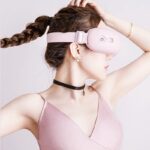 Appareil de massage électrique pour les yeux rose tendance sur modèle féminin