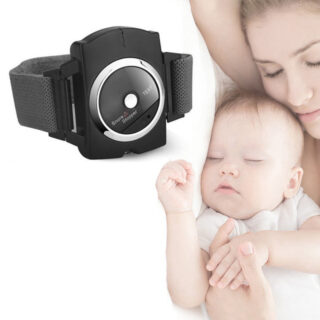 Bracelet noir anti-ronflement sur fond blanc. On voit à droite de l'image, une femme dormant avec son bébé.