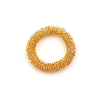 Sur fond blanc, on voit un bracelet d'acupression doré.