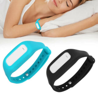 Bracelet anti-ronflement bleu et noir sur fond blanc. On voit également quelqu'un dormir en haut de l'image.