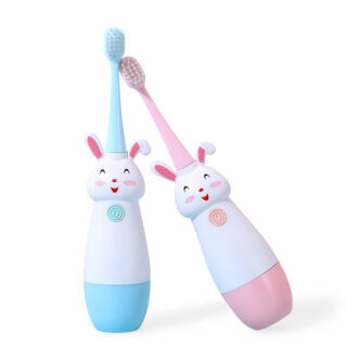 Deux brosses à dents électrique avec des lapins sur fond blanc.