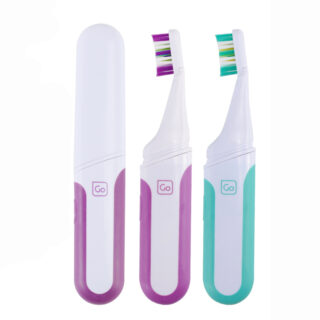 Trois brosses à dents électriques de couleur sur fond blanc.