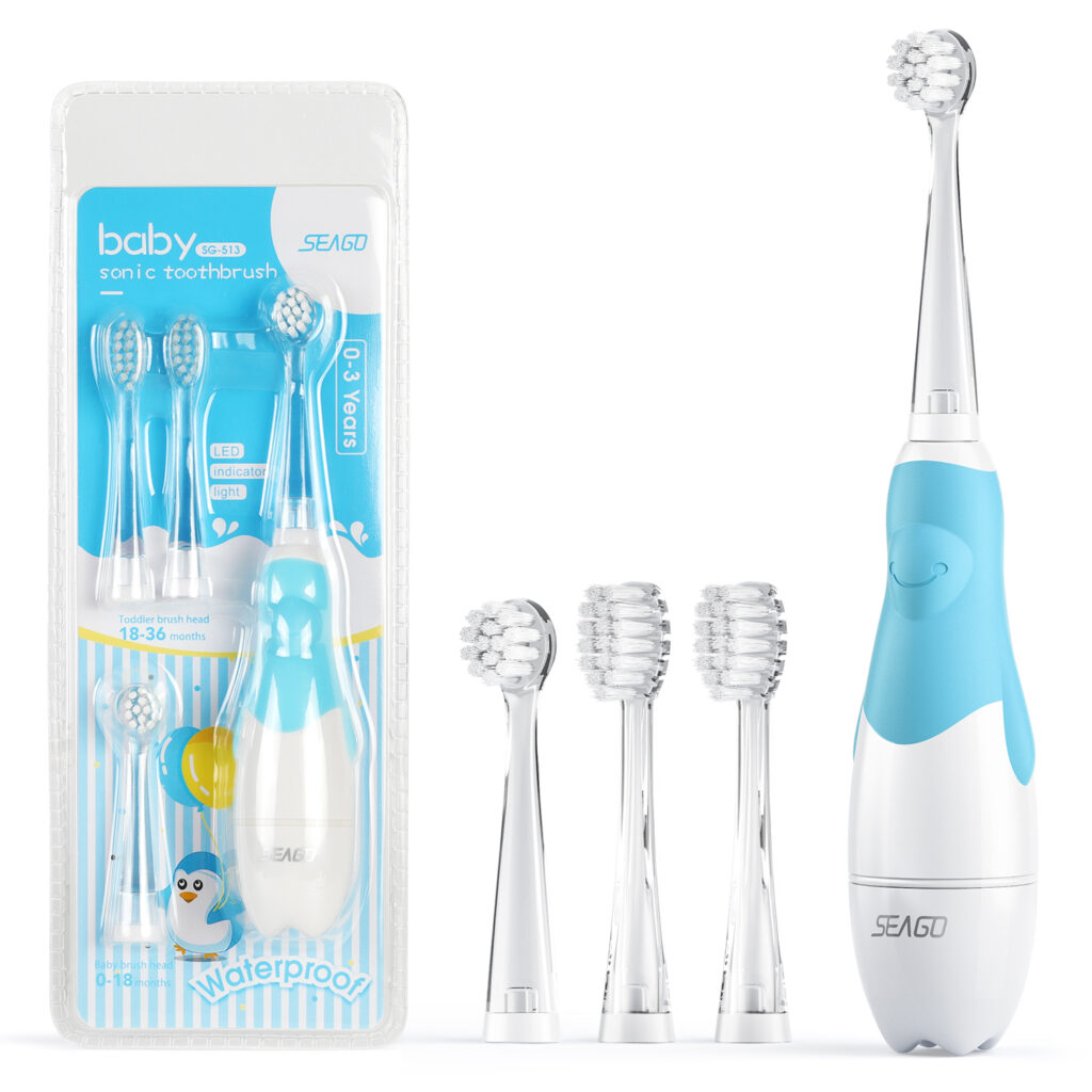 Brosse à dents électrique bleue sur fond blanc avec le paquet et des têtes de brosse à dents.