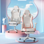 Deux chaises de bureau ergonomiques blanches posées sur des plateformes avec derrière un ciel et un mur bleu et rose