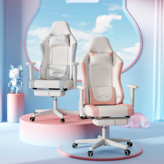 Deux chaises de bureau ergonomiques blanches posées sur des plateformes avec derrière un ciel et un mur bleu et rose