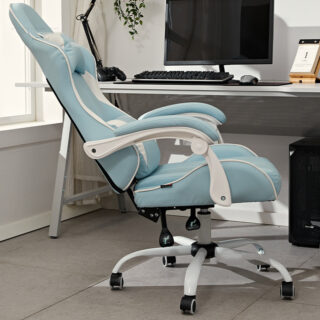 Chaise de gaming bleu inclinée dans un bureau avec une table, un ordinateur et une lampe de chevet derrière