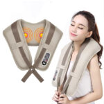 Appareil de massage Shiatsu en forme de châle sur modèle féminin