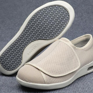 Photo d'une paire de chaussures orthopédiques en maille, une chaussure posée et l'autre vue de la semelle