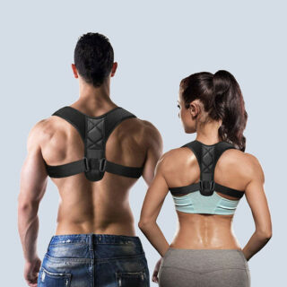 Photo d'un homme et d'une femme vu de dos portant un correcteur de posture épaule