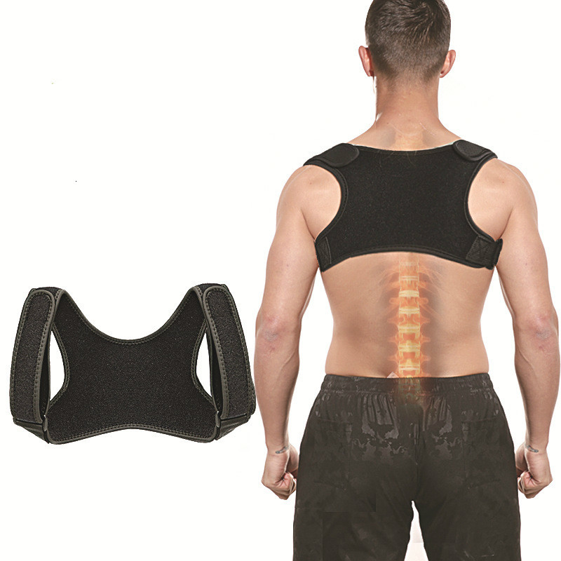 Photo d'un homme vu de dos portant un correcteur de posture d'épaule et le correcteur de posture vue de face