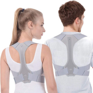 Photo d'une femme et d'un homme portant un correcteur de posture épaule