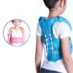 Petite fille de dos portant un corset orthopédique bleu avec un rond et cette même petite fille portant un corset rose