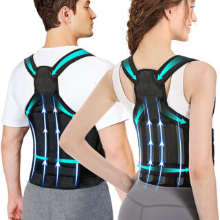 Un homme et une femme de dos portant un corset orthopédique bleu et noir