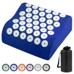 Coussin d'acupression bleu sur fond blanc avec sac de rangement.