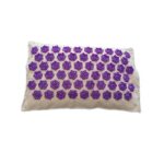 Coussin rectangulaire d'acupression sur fond blanc.