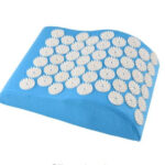 Coussin d'acupression bleu sur fond blanc.