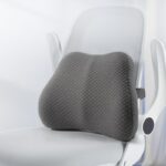 Coussin orthopédique gris posé sur une chaise de bureau blanche