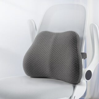 Coussin orthopédique gris posé sur une chaise de bureau blanche
