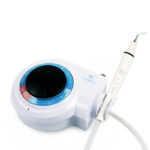 Détartreur dentaire à ultrasons blanc sur fond blanc.