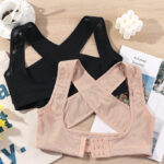 On voit deux soutien-gorges de posture : un beige et un noir, superposés.