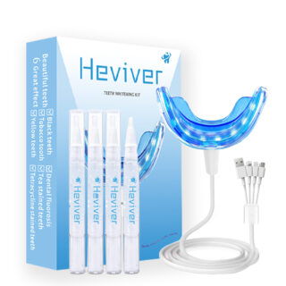 Kit de blanchiment dentaire sur fond blanc.