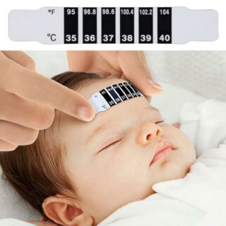 photo d'un bébé qui dort, avec une paire de mains posant une bande thermomètre sur son front, au dessus de la photo cette même bande sur fond blanc