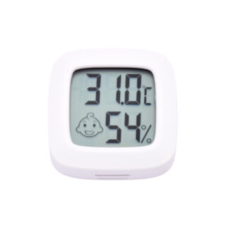 On voit un thermomètre blanc et carré pour bébé qui affiche la température, l'hygrométrie et un visage de bébé content ou pas content selon les valeurs affichées.