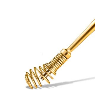 Nettoyeur d'oreille doré en spirale en acier inoxydable sur fond blanc