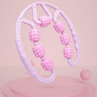 On voit une femme faire rouler un rouleau de massage rose sur sa jambe. C'est un appareil de massage anticellulite.