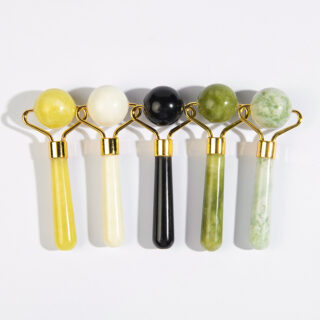 Image représentant 5 rouleaux de jade massants de différentes couleurs