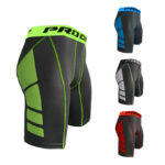 Sur fond blanc, on voit quatre shorts de compression noirs avec des lisérés de couleur.