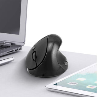 Souris ergonomique verticale noire posée à côté d'un ordinateur portable et d'un livre