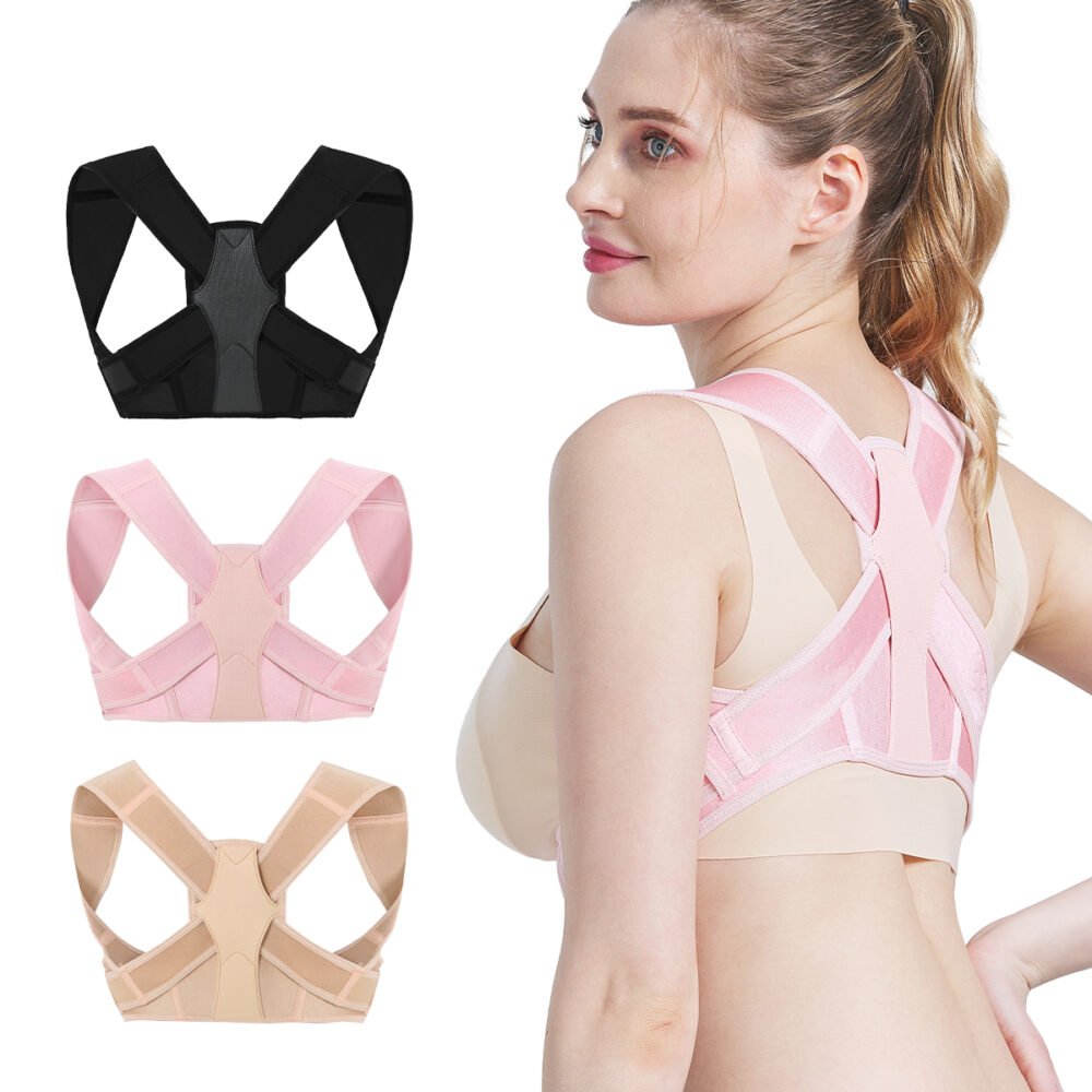 On voit uen femme qui porte un soutien-gorge correcteur de posture rose et trois soutein-gorges sont placés à côté d'elle : un noir, un rose et un beige.