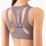 On voit une femme de dos avec un soutien gorge de sport correcteur de posture