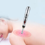 Stylo d'acupuncture électronique qui agit sur l'épaule d'une femme.