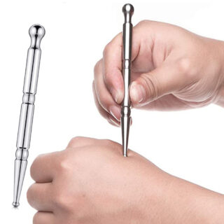 Stylo d'acupuncture argenté sur fond blanc. On voit également quelqu'un qui s'en sert.