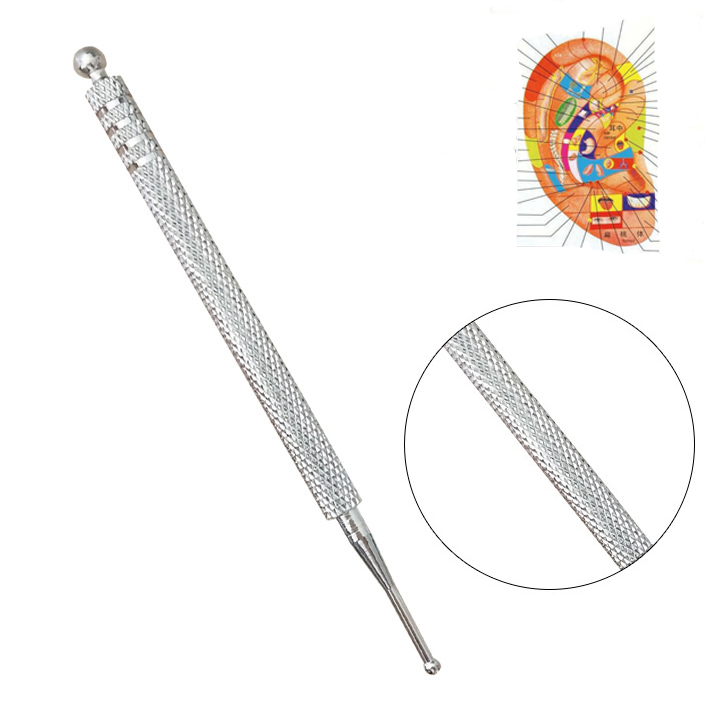 Stylo d'acupuncture argenté sur fond blanc. On voit également un schéma d'une oreille et un gros plan sur le stylo.