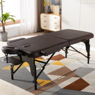 Table de massage marron en cuir synthétique placée dans une pièce avec un tapis coloré au sol.