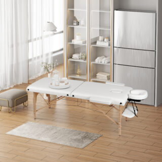 Table de massage blanche dans une pièce avec du parquet au sol et des meubles cotre le mur