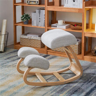 Tabouret ergonomique blanc en bois posé sur un tapis dans un salon avec une étagère derrière