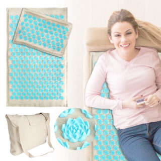Tapis d'acupression bleu et beige sur fond blanc avec son sac de transport et son oreiller. À droite de l'image, une femme est allongée sur ce même tapis.
