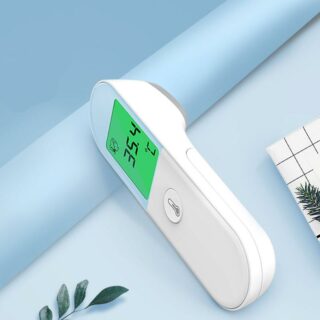 thermomètre auriculaire pour bébé médical et numérique avec écran LCD vert affichant une température de 35, sur support bleu gris