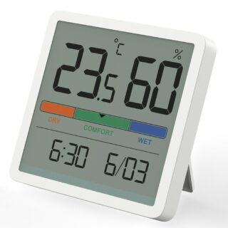 On voit un thermomètre avec un écran en couleurs, qui affiche la température, l'heure et l'hygrométrie dans la chambre où il est placé.