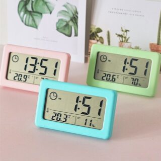On voit trois thermomètres de différentes couleurs (rose, vert et bleu) qui donnent l'heure, la température et l'hygrométrie.