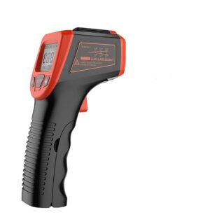 Thermomètre infrarouge noir et rouge en forme de pistolet, sur fond blanc