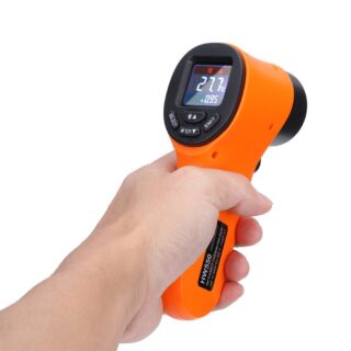 Thermomètre orange infrarouge sans contact, porté par une main blanche, sur fond blanc