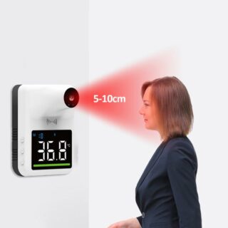 thermomètre blanc infrarouge mural numérique avec écran LCD affichant une température de 36.8, émanant une lumière rouge avec écrit dessus 5,10cm sur une femme blanche avec un haut noir et des cheveux marrons, sur fond blanc