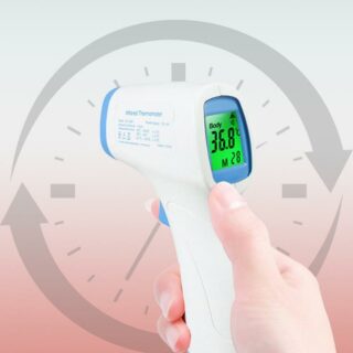 thermomètre infrarouge blanc et bleu avec écran LCD vert affichant 36,8C°, porté par une main blanche, sur fond dégradé gris et marron